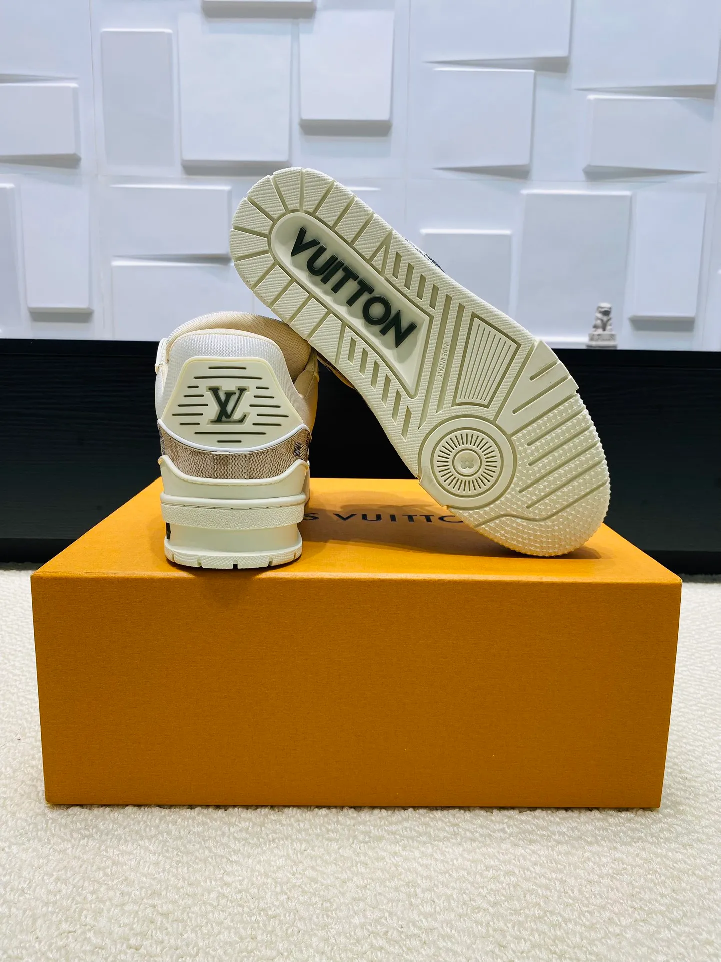 👟👟Ex-factory price 800👟👟 💰💰💰 Hot style 🆕🆕🆕𝙇𝙑 LV Louis Vuitton L House Donkey Brand Trainer Series Couple Style Casual Sports Shoes Skateboard Shoes Original Purchase Development Production Production This pair of LV Trainer sneakers are made of a blend of technical materials with waterproof properties. The meticulously crafted upper is notable for its many signature details, including Louis Vuitton and #54 in script, referencing the year 1854. Exquisite packaging at the delivery counter🛍📦 ▪️Fabrics: Original customized imported cowhide ▪️Inner lining: Original customized breathable mesh ▪️Outsole: Original open-molded non-slip TPU combination outsole ▪️Sole thickness: 3 cm ▪️Size: Women's 35-41 / Men's 38-46